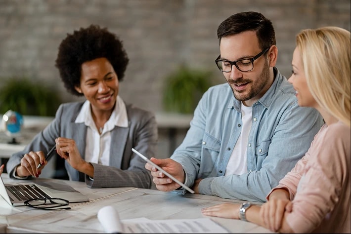 Pessoas em reunião de consultoria financeira